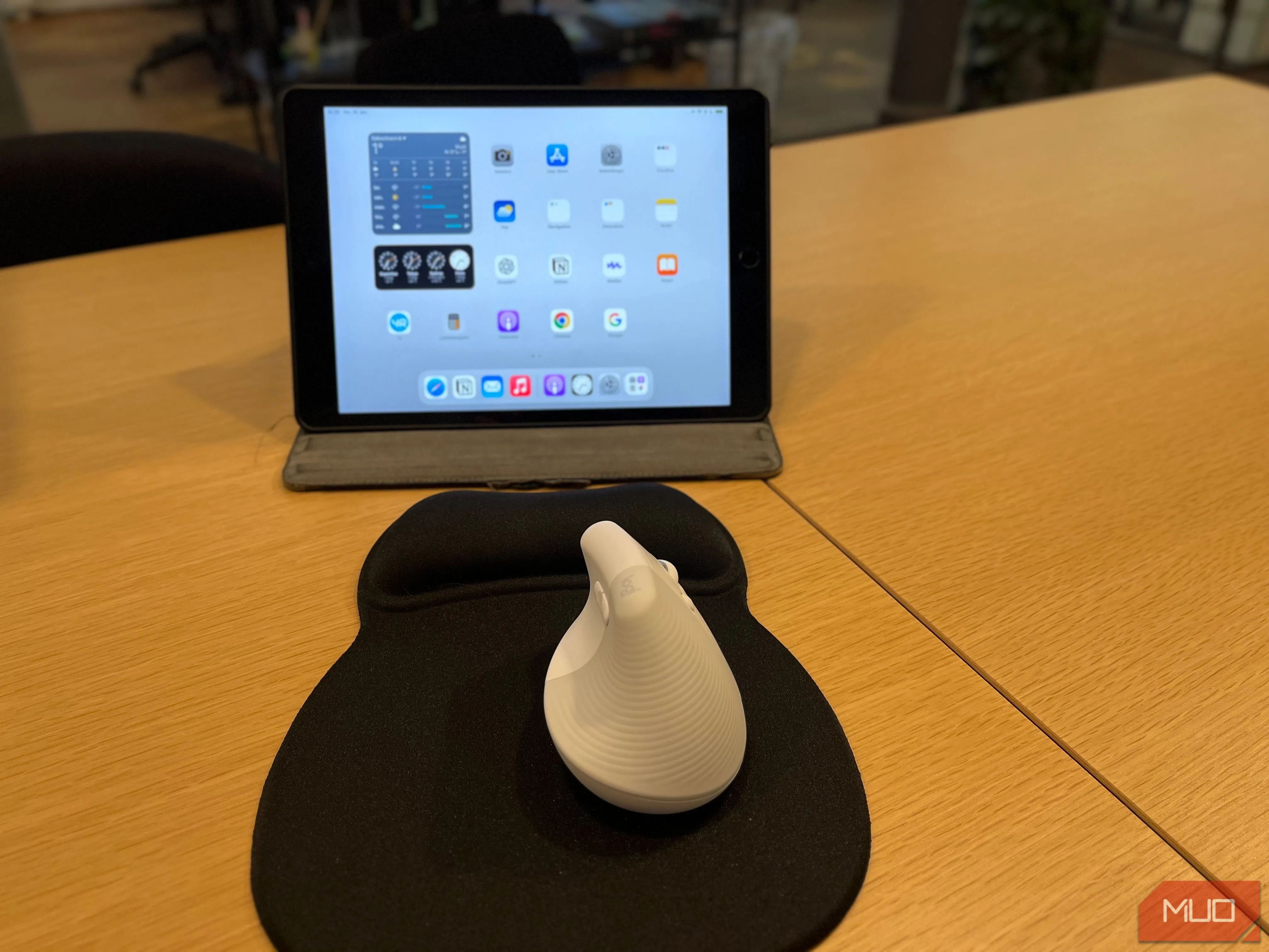 Hình ảnh iPad và một chiếc chuột không dây đang kết nối, thể hiện khả năng tương thích đa nền tảng