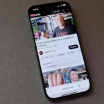 Hình ảnh iPhone đang hiển thị ứng dụng web YouTube, minh họa phương pháp thử nghiệm tiêu thụ pin trình duyệt