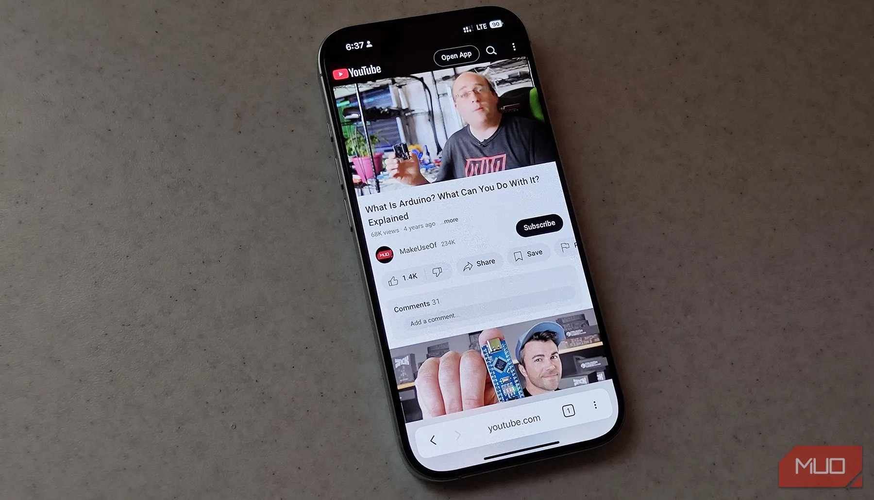 Hình ảnh iPhone đang hiển thị ứng dụng web YouTube, minh họa phương pháp thử nghiệm tiêu thụ pin trình duyệt