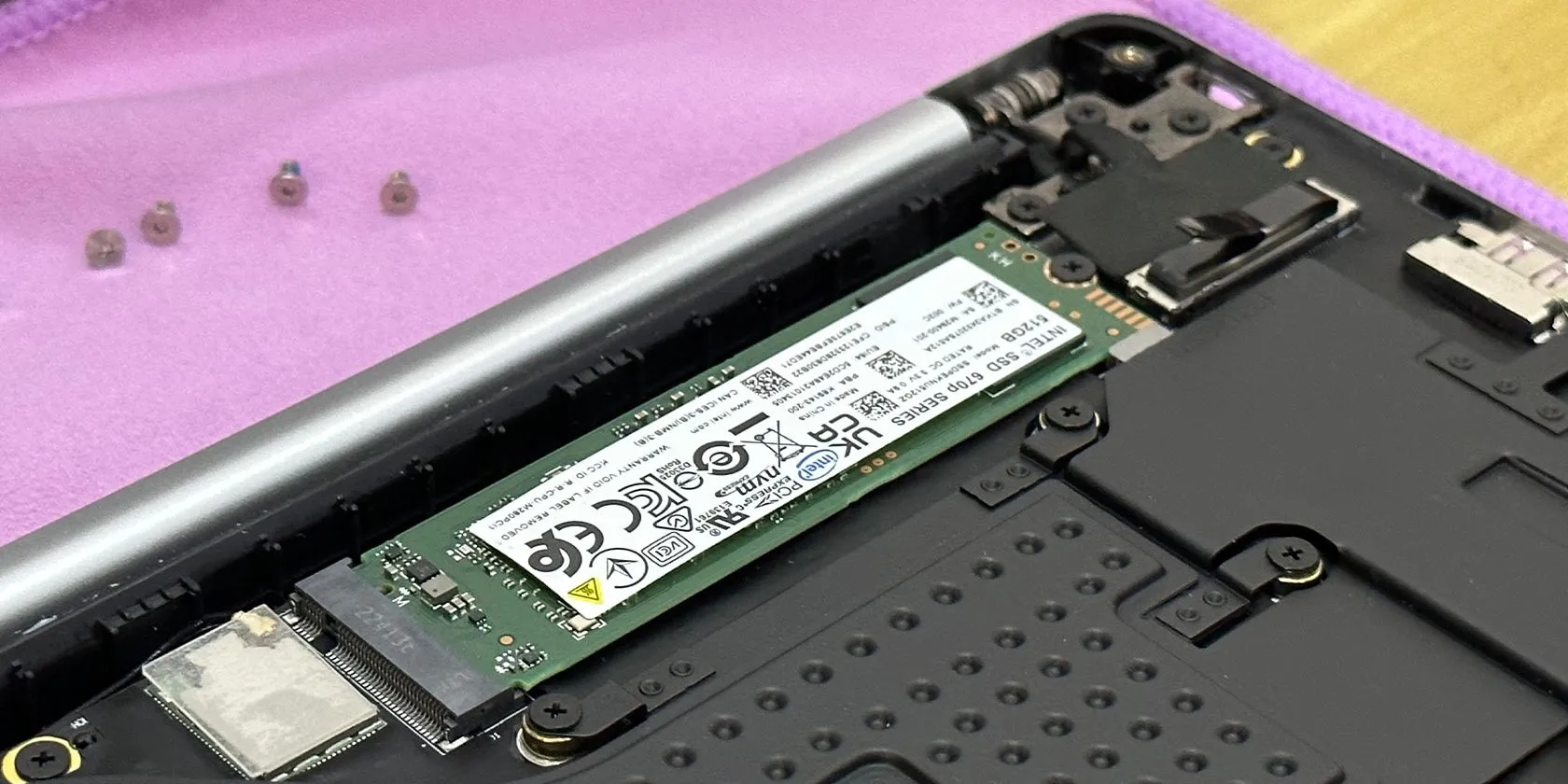 Hình ảnh khe cắm ổ cứng SSD NVMe M.2 trên laptop Tecno Megabook T1 với các ốc vít Torx