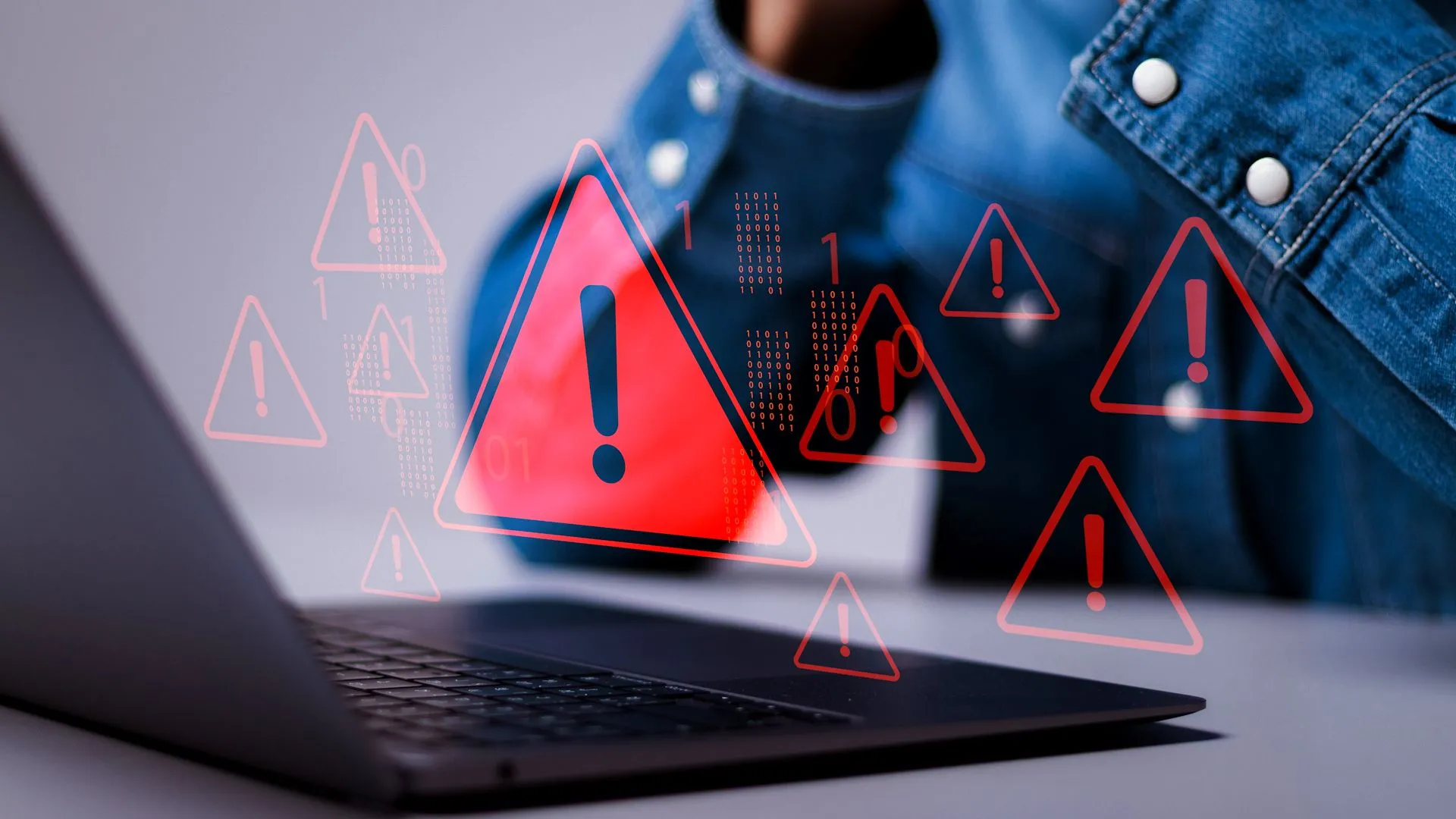 Hình ảnh laptop hiển thị cảnh báo rò rỉ dữ liệu và tấn công malware khi sử dụng công cụ chuyển đổi file không an toàn