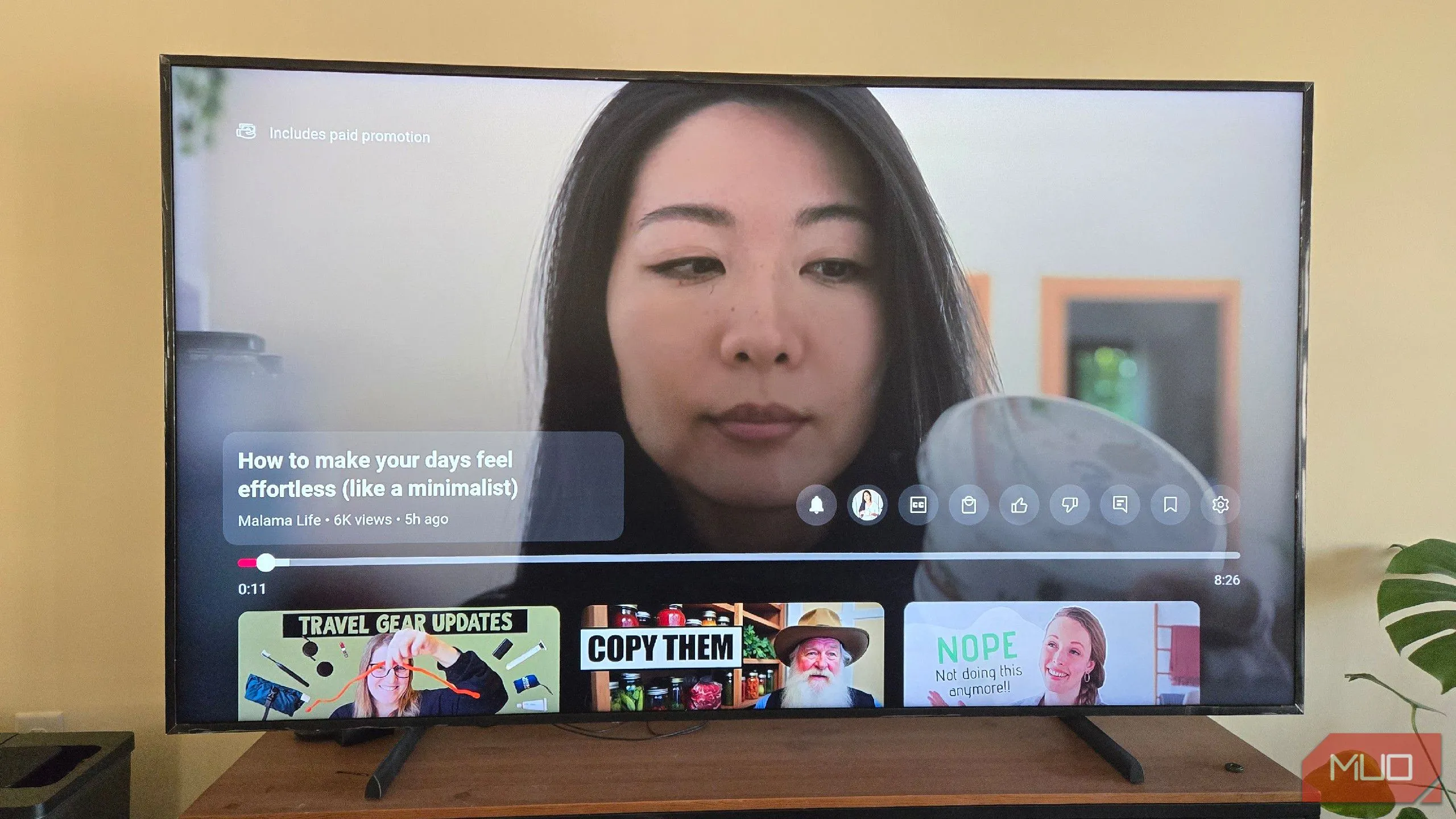 Hình ảnh màn hình TV Samsung Frame hiển thị giao diện YouTube TV đang tạm dừng phát video