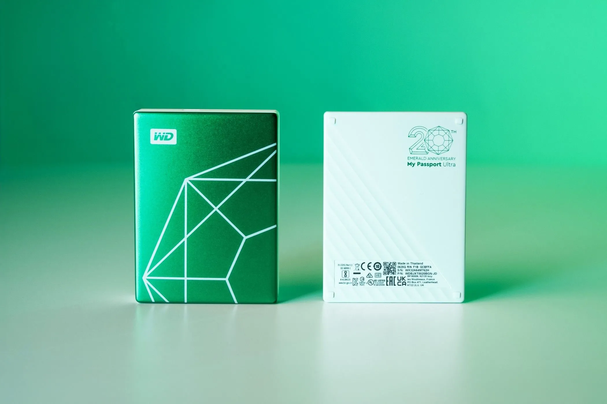 Hình ảnh mặt trước và mặt sau của ổ cứng di động WD My Passport Ultra 20th Anniversary Edition màu xanh ngọc lục bảo