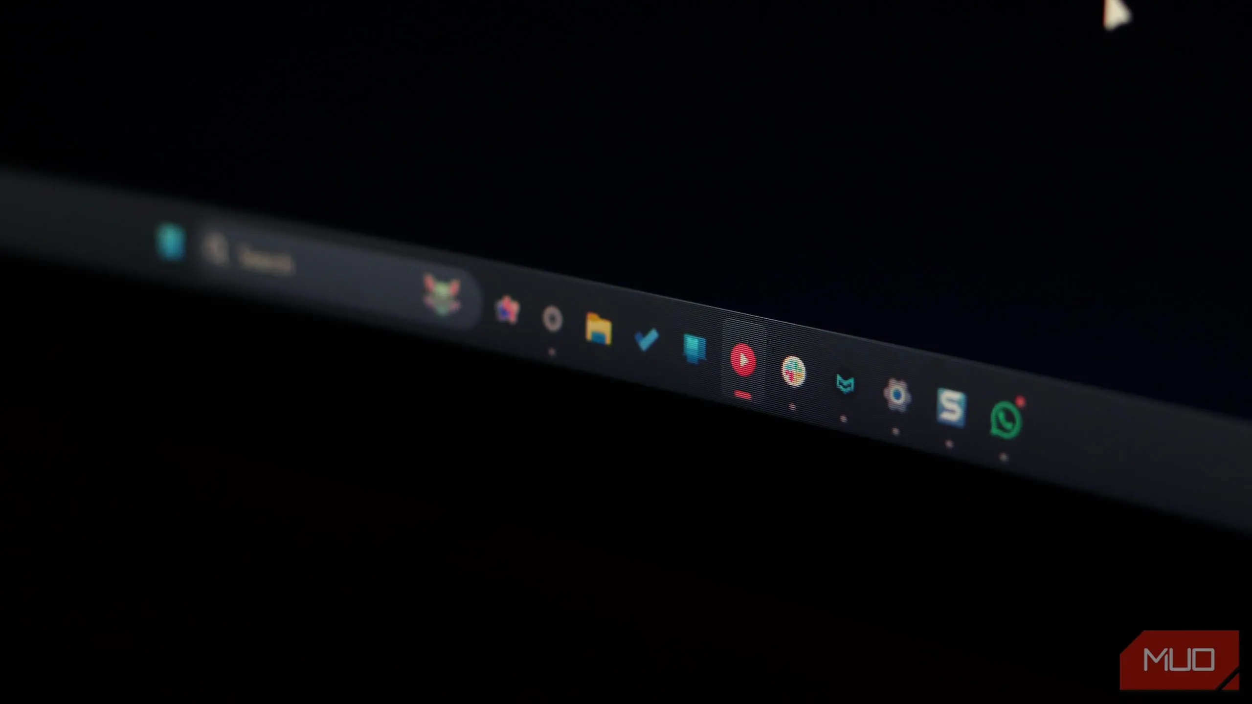 Hình ảnh minh họa các biểu tượng Taskbar Windows 11 bị thu nhỏ động với viền răng cưa và độ mờ
