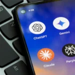Hình ảnh minh họa các chatbot AI trên điện thoại, liên quan đến lỗ hổng bảo mật ChatGPT