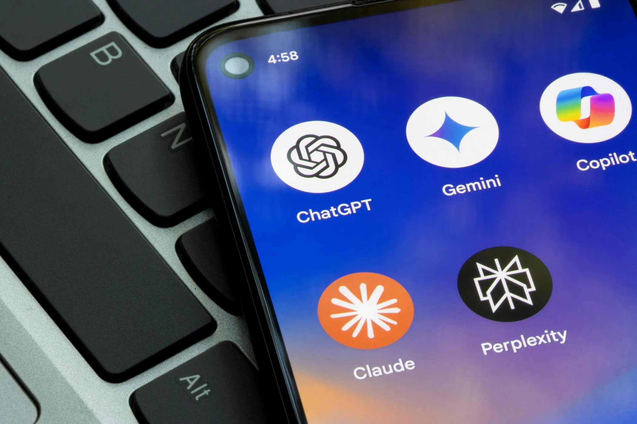 Hình ảnh minh họa các chatbot AI trên điện thoại, liên quan đến lỗ hổng bảo mật ChatGPT