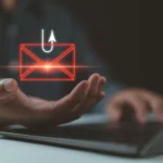 Hình ảnh minh họa tấn công lừa đảo qua email (phishing) với biểu tượng tin nhắn, email và lưỡi câu trên màn hình laptop