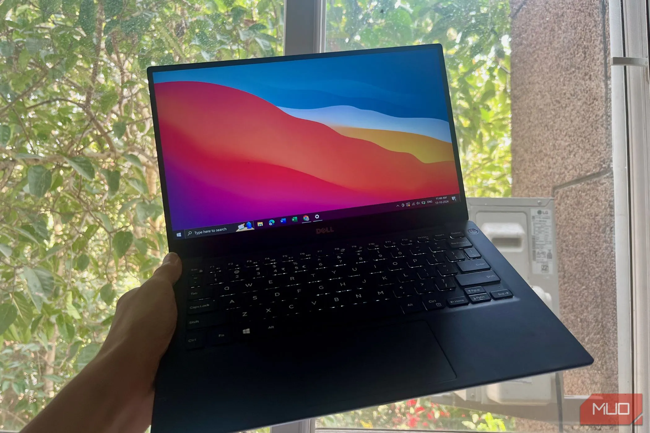 Hình ảnh một chiếc laptop Dell XPS 13 đang chạy hệ điều hành Windows 10, minh họa sự phổ biến và tương thích của hệ thống.