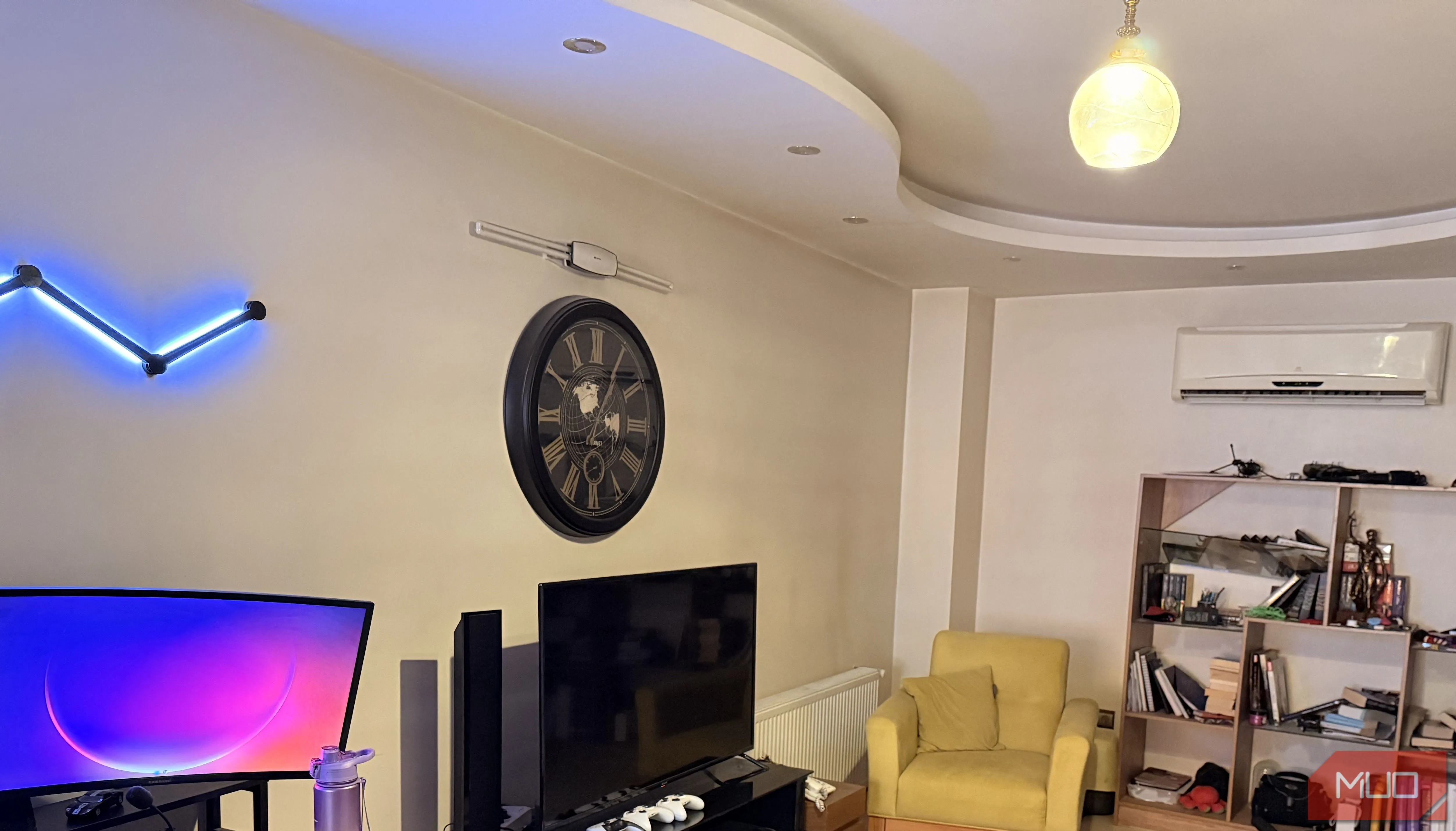 Hình ảnh phòng khách chụp bằng camera điện thoại sau khi đã lau sạch ống kính, sắc nét và rõ ràng