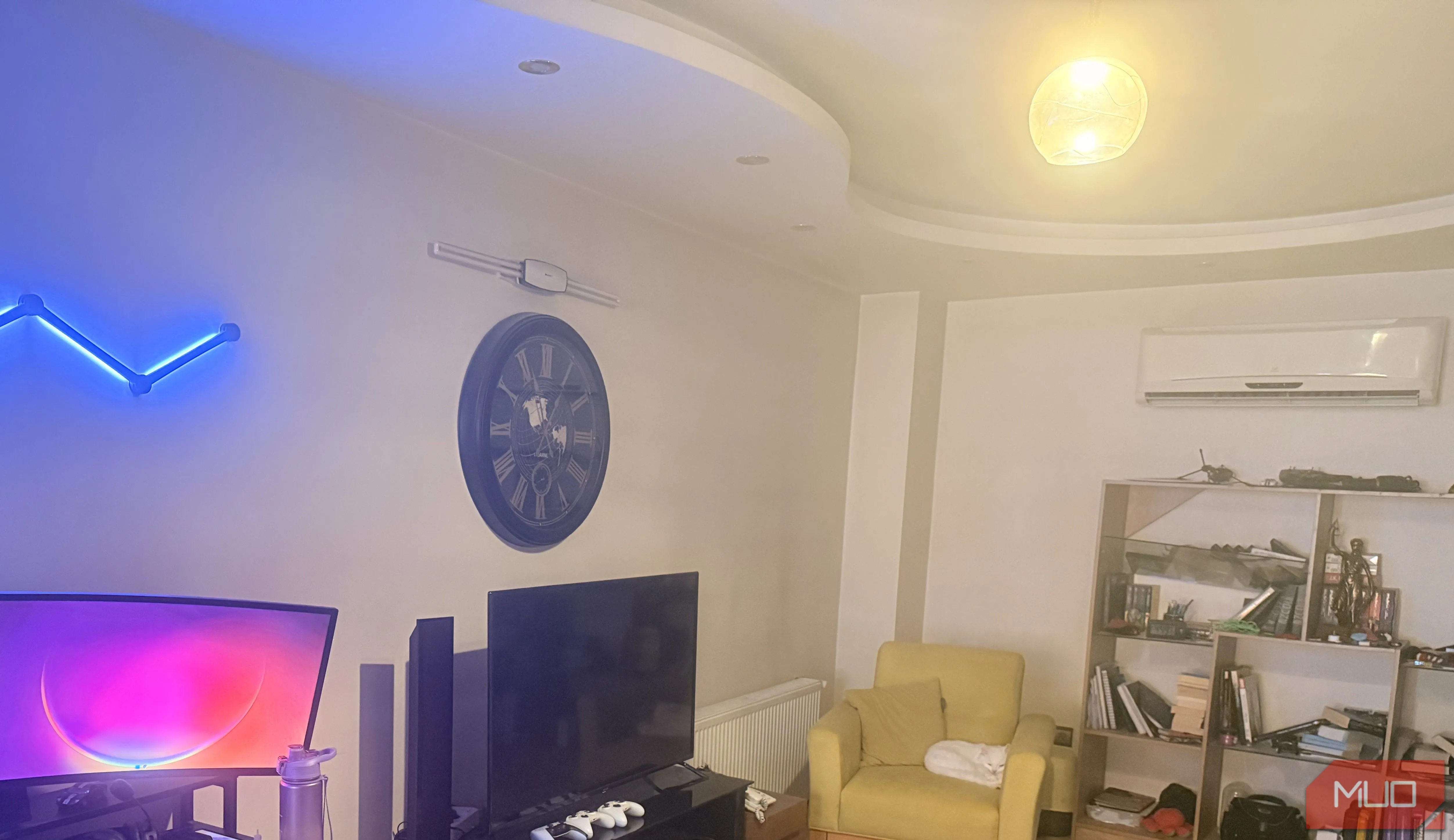 Hình ảnh phòng khách chụp bằng camera điện thoại với ống kính bị bẩn, mờ và thiếu chi tiết