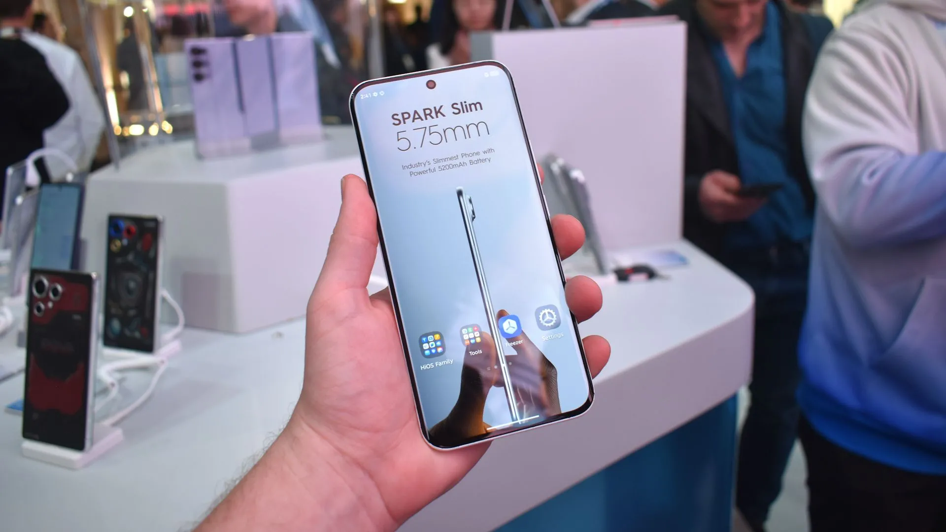 Hình ảnh tổng thể điện thoại Tecno Spark Slim siêu mỏng tại sự kiện MWC 2025.