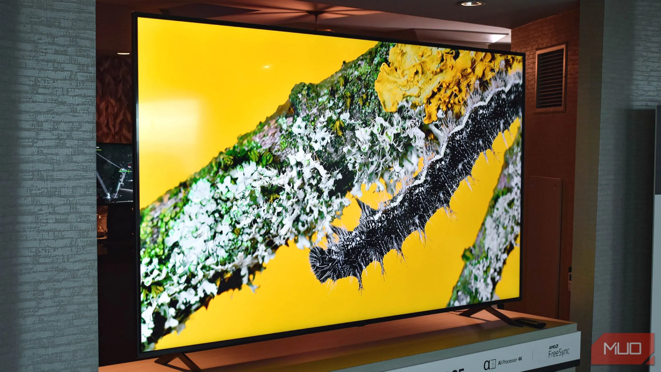 Hình ảnh TV thông minh LG QNED85 86 inch hiển thị màn hình chính, minh họa việc cá nhân hóa quảng cáo AI cảm xúc trên webOS.