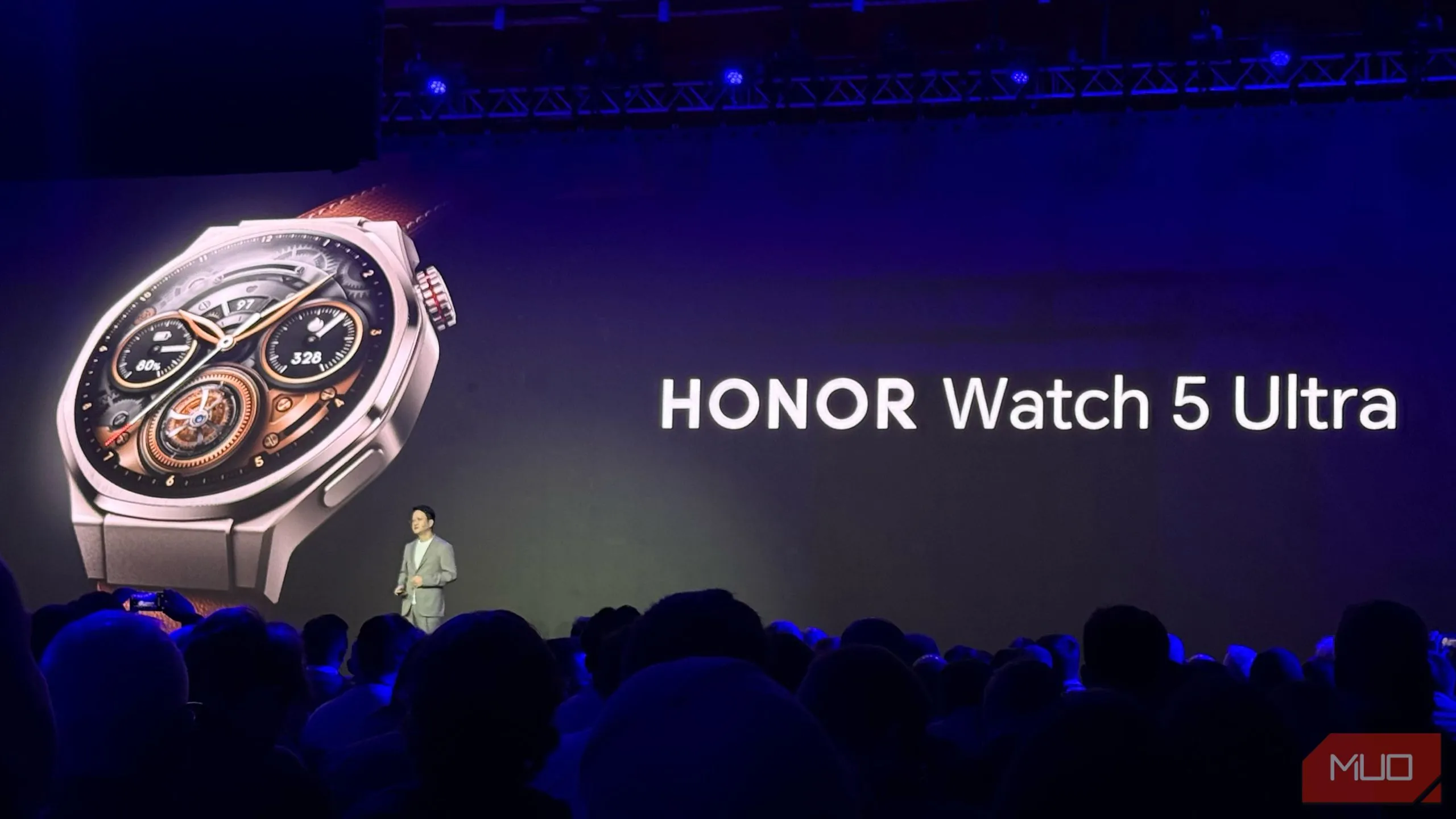 Honor công bố Watch 5 Ultra tại buổi thuyết trình MWC 2025