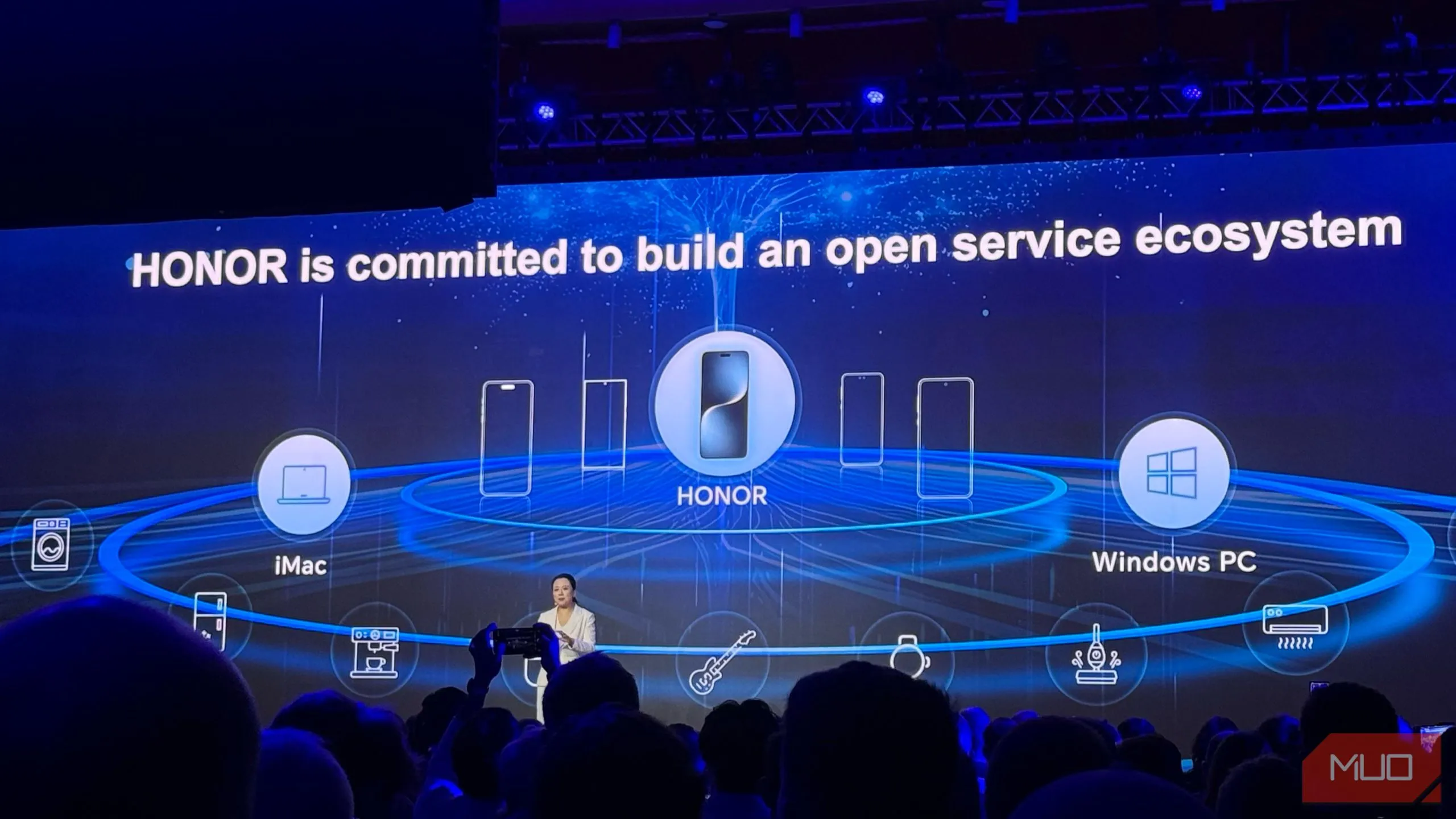 Honor trình bày tầm nhìn hệ sinh thái dịch vụ mở tại MWC 2025