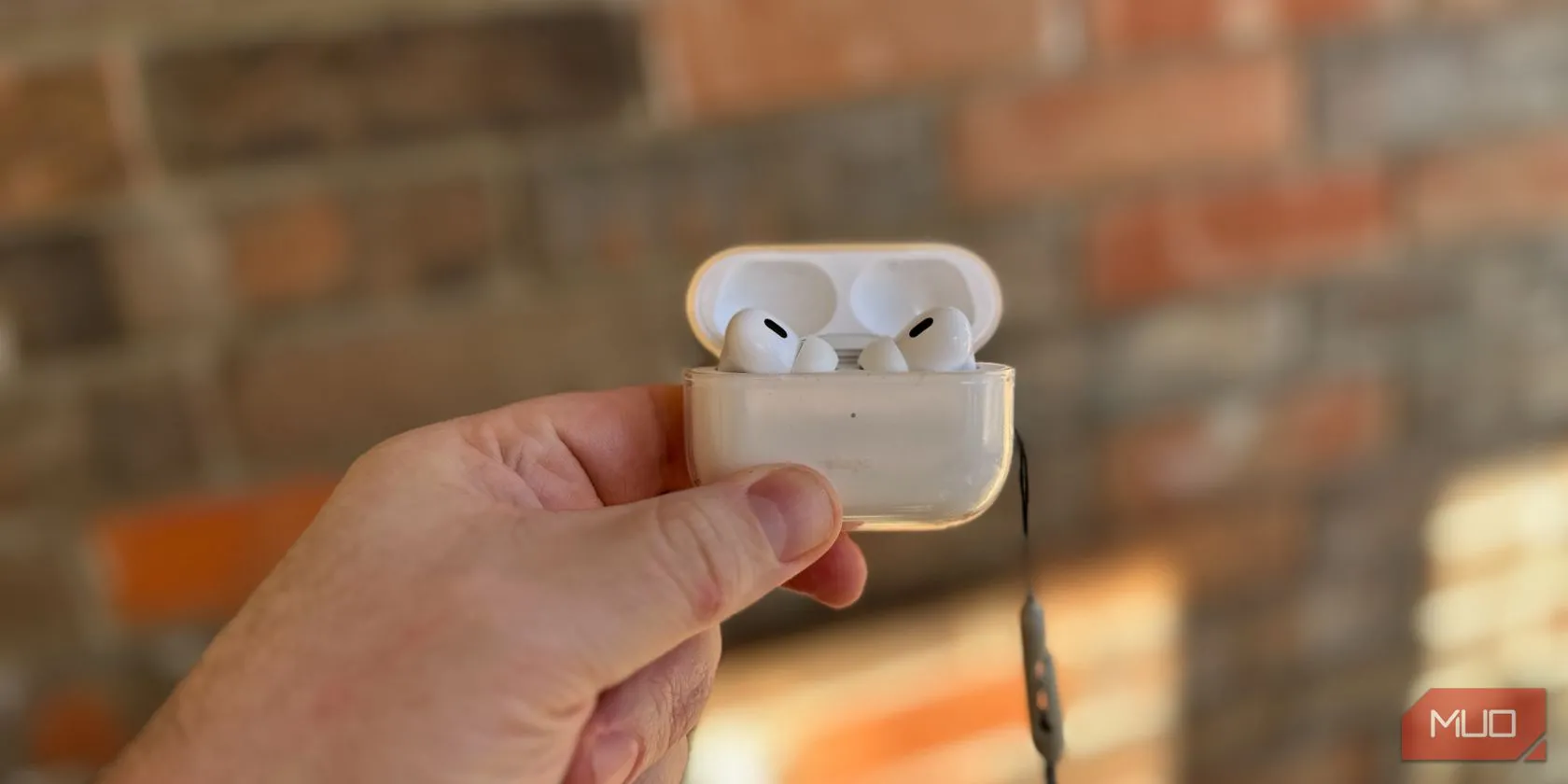 Hộp đựng AirPods Pro 2 trong tay người dùng