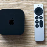 Hộp giải mã Apple TV 4K và điều khiển từ xa, thiết bị cần thiết để truyền màn hình iPhone qua AirPlay