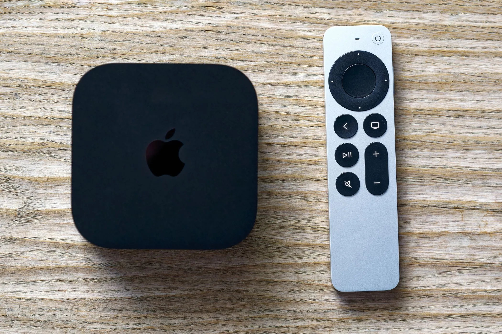 Hộp giải mã Apple TV 4K và điều khiển từ xa, thiết bị cần thiết để truyền màn hình iPhone qua AirPlay