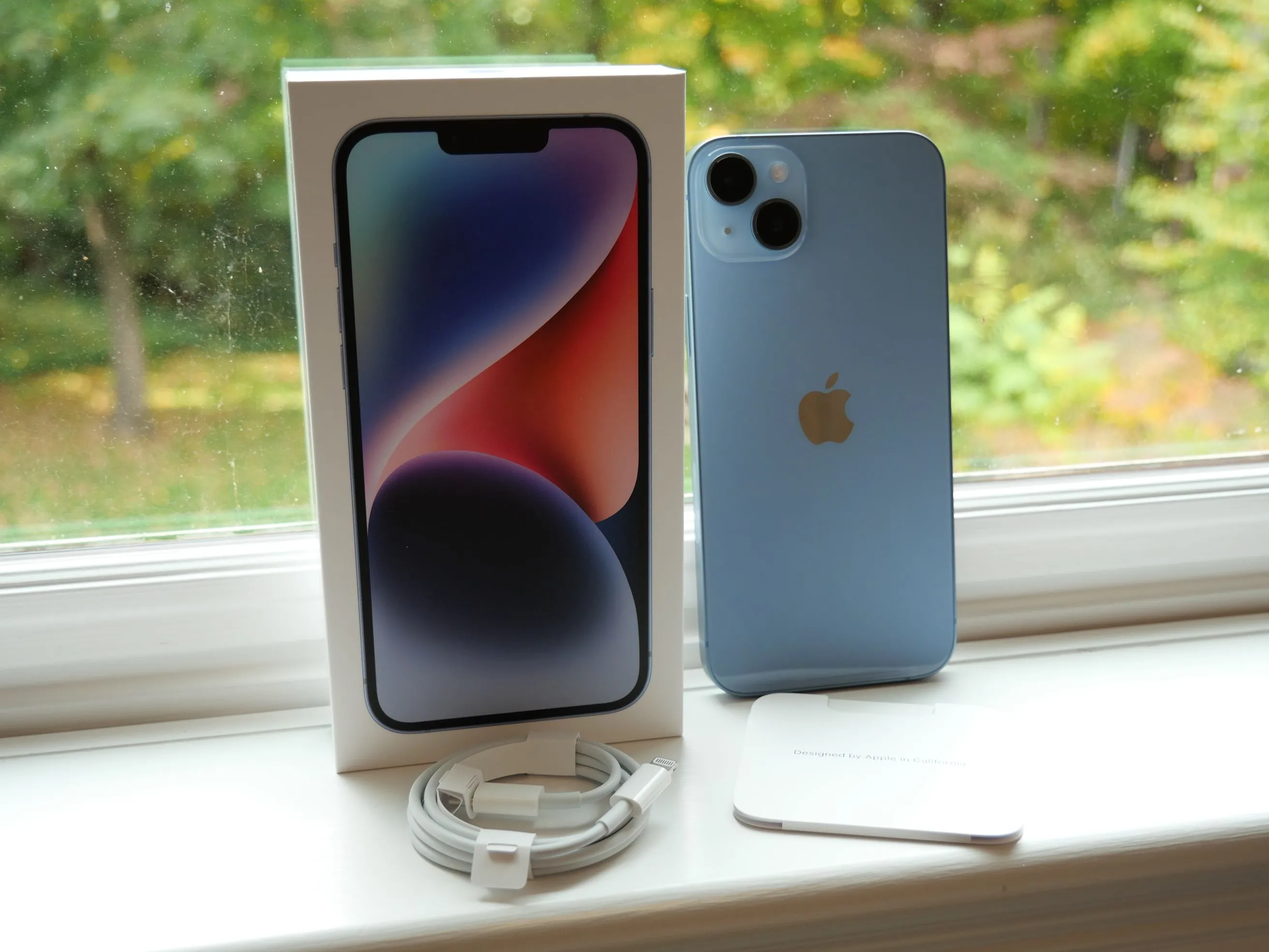 Hộp iPhone 14 Plus và các phụ kiện bên trong, thiếu củ sạc
