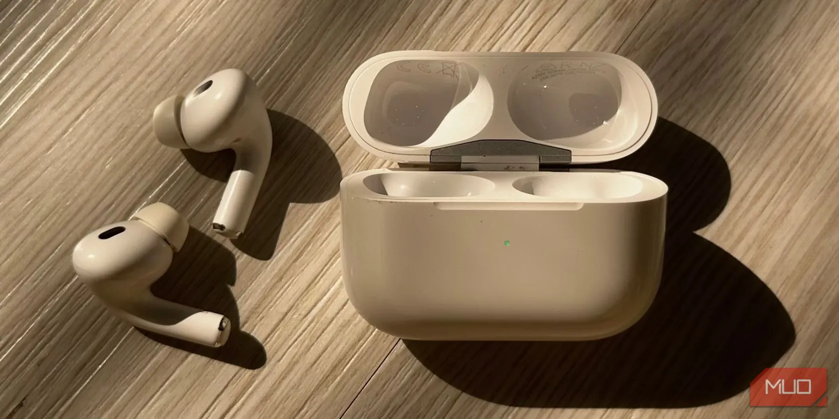 Hộp sạc AirPods với đèn trạng thái màu xanh lá cây báo hiệu pin đầy