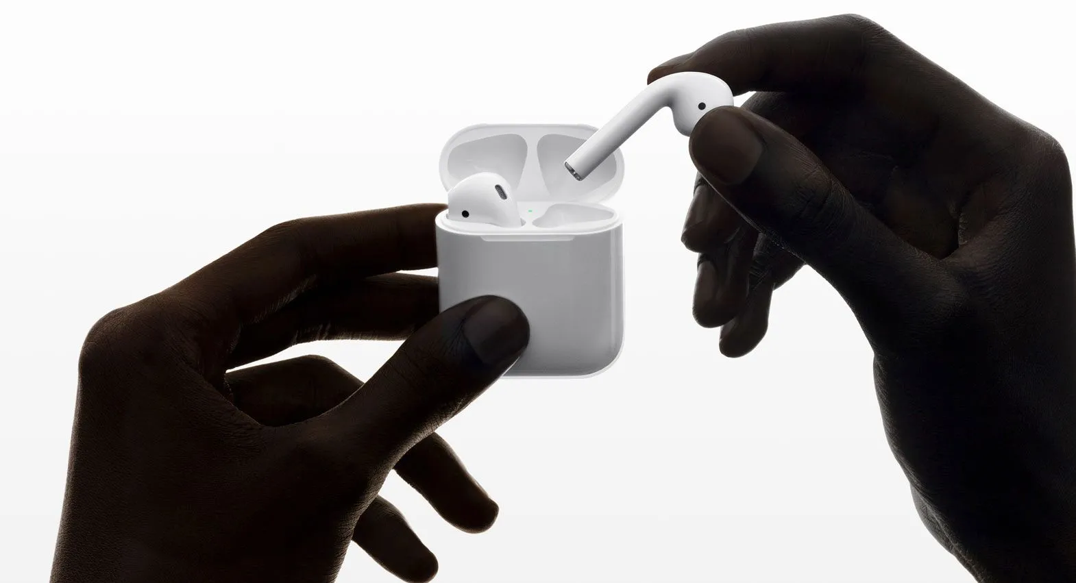 Hộp sạc của AirPods thế hệ thứ hai với đèn trạng thái bên ngoài