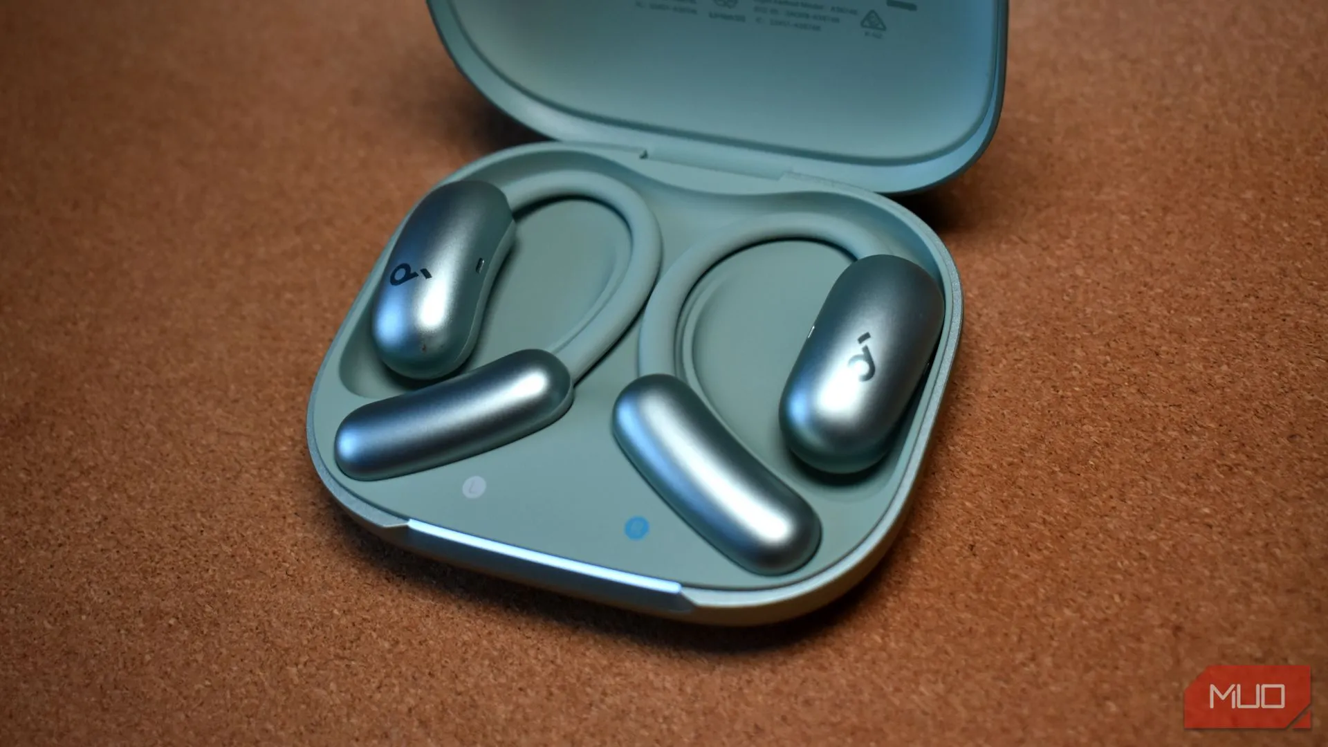 Hộp sạc và tai nghe Soundcore AeroFit 2, một đối thủ cạnh tranh của Nothing Ear (open)
