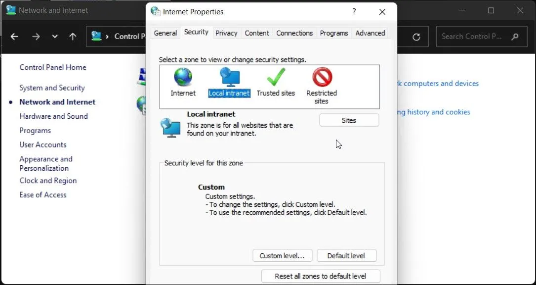Hộp thoại Internet Properties với thẻ Security được chọn trong Windows 11
