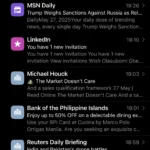 Hộp thư đến tổng hợp của ứng dụng Mail mặc định trên iPhone, gây khó khăn cho việc quản lý nhiều tài khoản email.