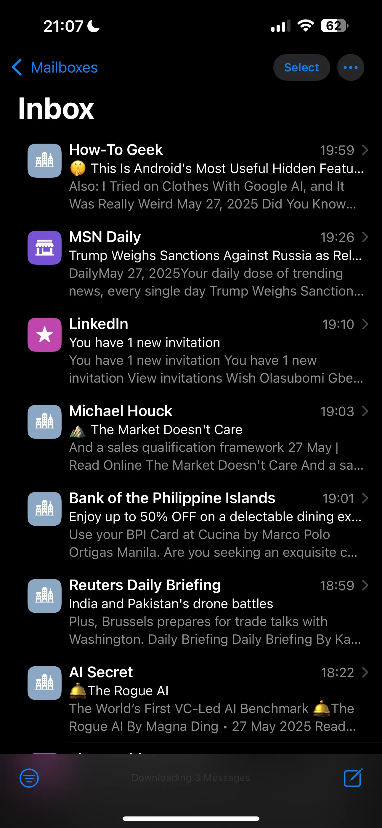 Hộp thư đến tổng hợp của ứng dụng Mail mặc định trên iPhone, gây khó khăn cho việc quản lý nhiều tài khoản email.