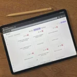 iPad hiển thị trang web FlashKa cùng bút Apple Pencil, minh họa cho việc việc sử dụng tablet để vẽ và duyệt web.