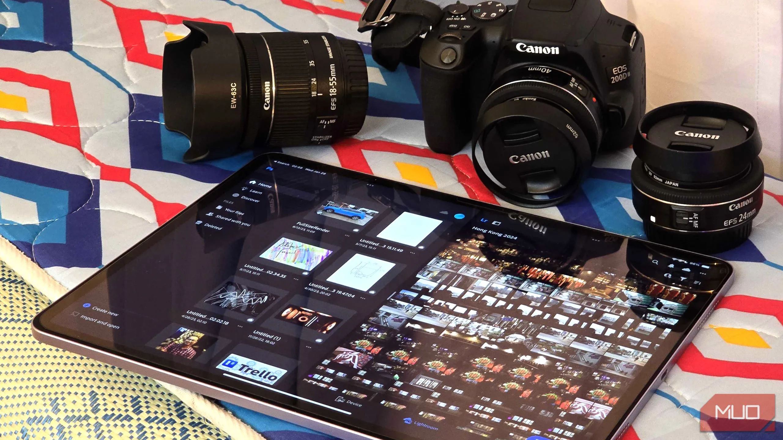 iPad hiển thị ứng dụng chỉnh sửa ảnh Adobe Photoshop và Lightroom, đại diện cho công việc sáng tạo