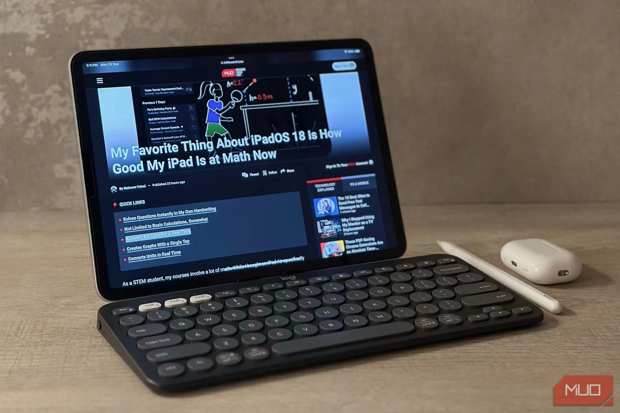 iPad kết hợp với bút Apple Pencil, bàn phím Logitech Pebble 2 và AirPods trên mặt bàn