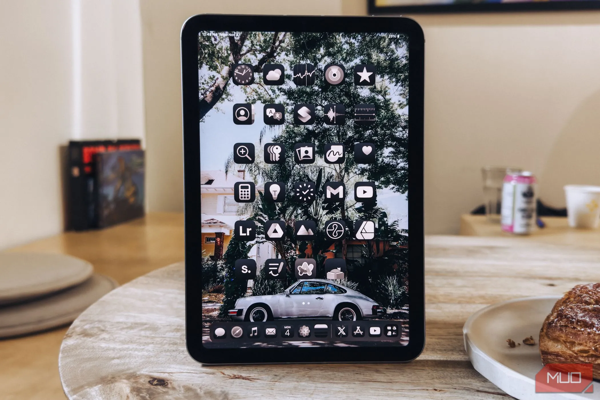 iPad Mini (A17 Pro) trên bàn cà phê ở chế độ dọc