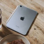 iPad Mini (A17 Pro) trên bàn cà phê với đồ ăn