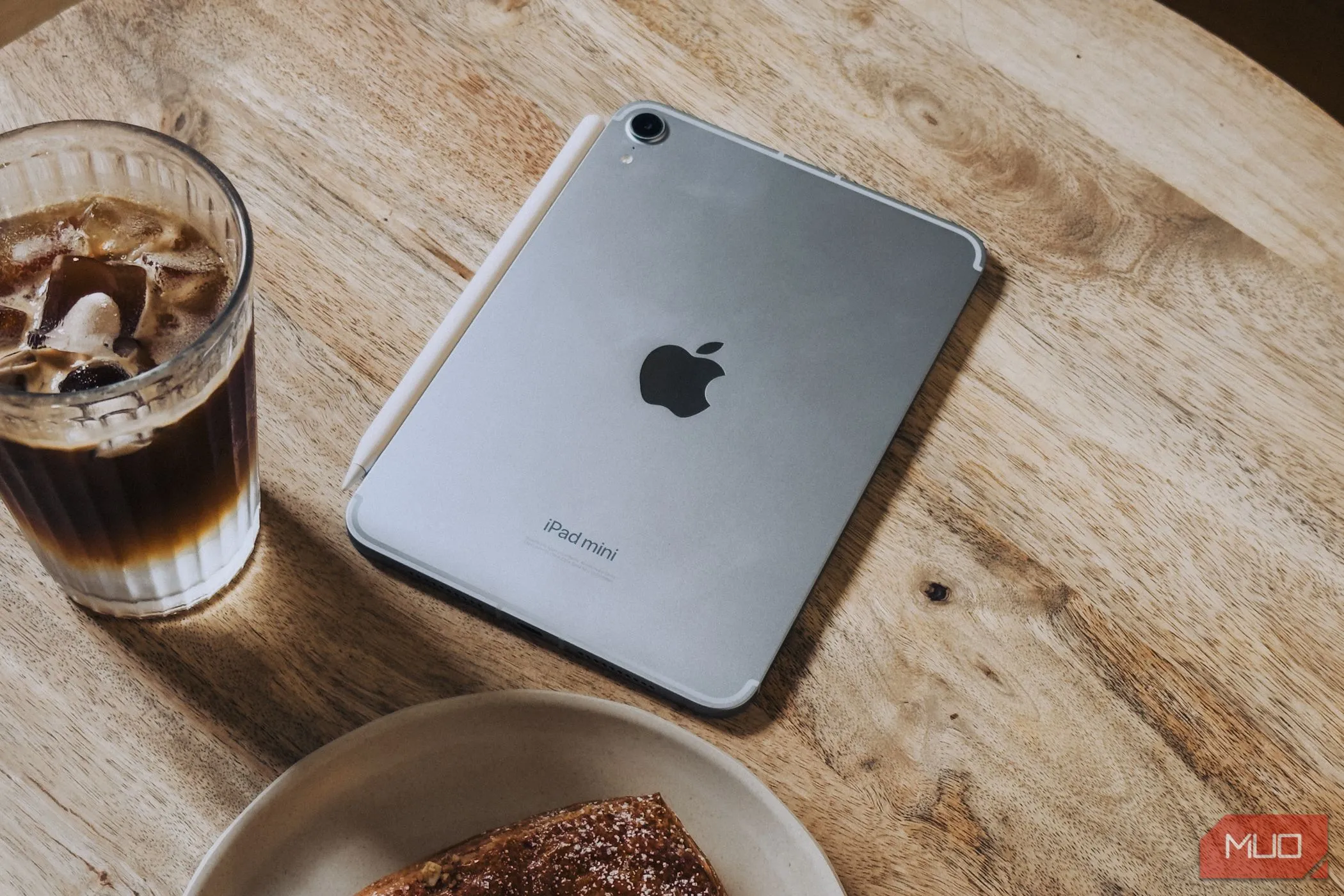 iPad Mini (A17 Pro) trên bàn cà phê với đồ ăn