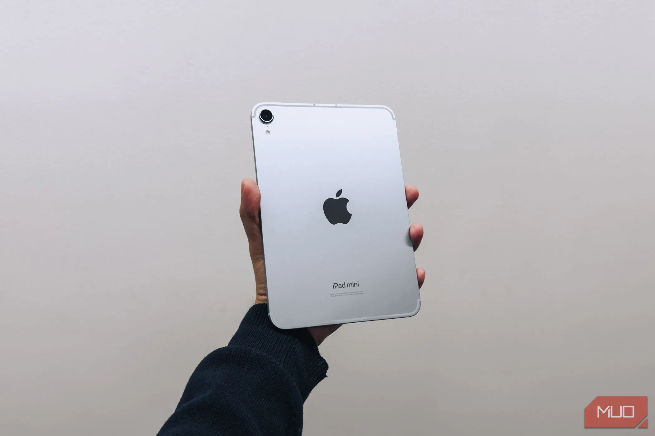 iPad Mini (A17 Pro) trên tay với nền trắng