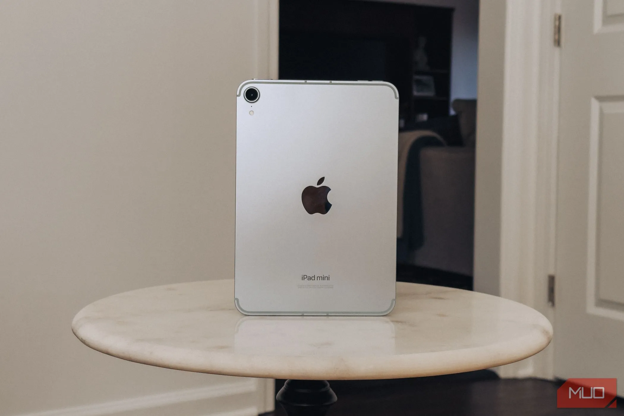iPad mini với chip A17 Pro trên bàn đá cẩm thạch