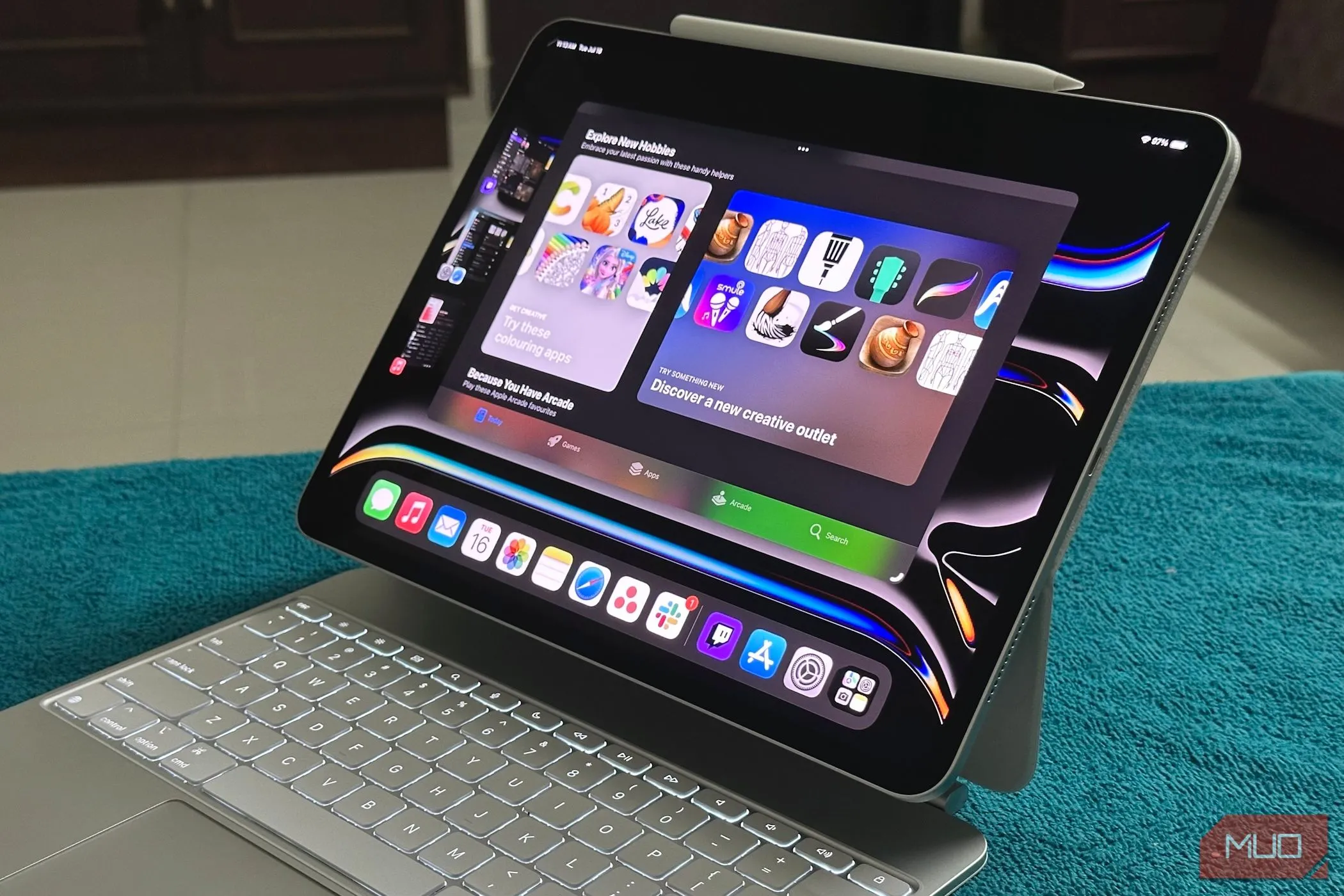 iPad Pro kết nối với Magic Keyboard và hiển thị tính năng Stage Manager, minh họa cách các phụ kiện mới nâng cao trải nghiệm sử dụng iPad như một máy tính xách tay.