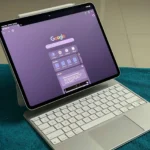 iPad Pro sử dụng ứng dụng Google Chrome với bàn phím Magic Keyboard của Apple
