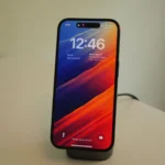 iPhone 14 Pro trên bộ sạc UGreen, thể hiện khả năng tương thích của sạc bên thứ ba