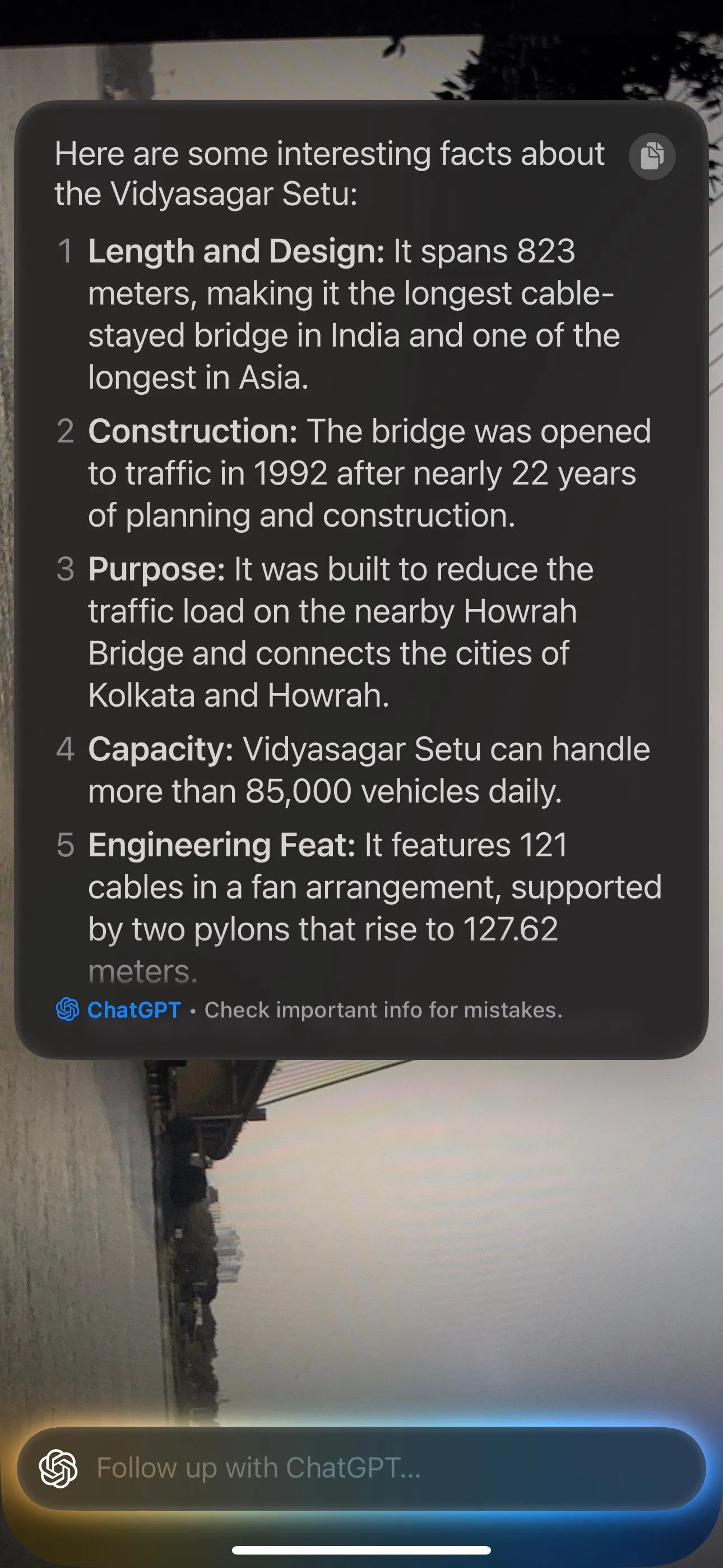 iPhone 15 Pro sử dụng Visual Intelligence để cung cấp thông tin chi tiết về Tháp Eiffel.