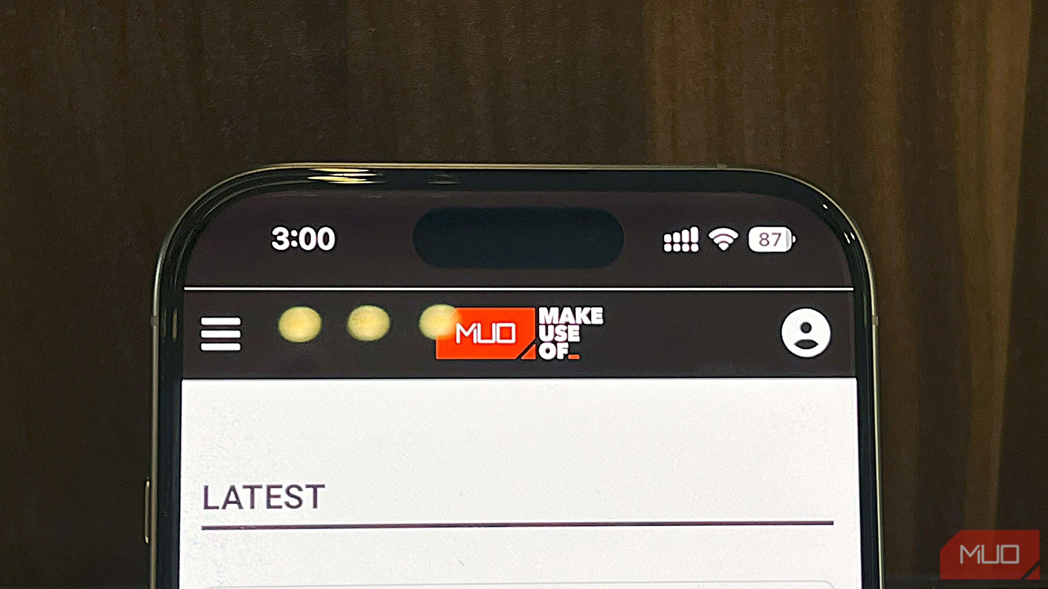 iPhone 16 Pro đang chạy trình duyệt Safari