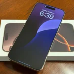 iPhone 16 Pro Max hiển thị màn hình chờ trên bàn làm việc