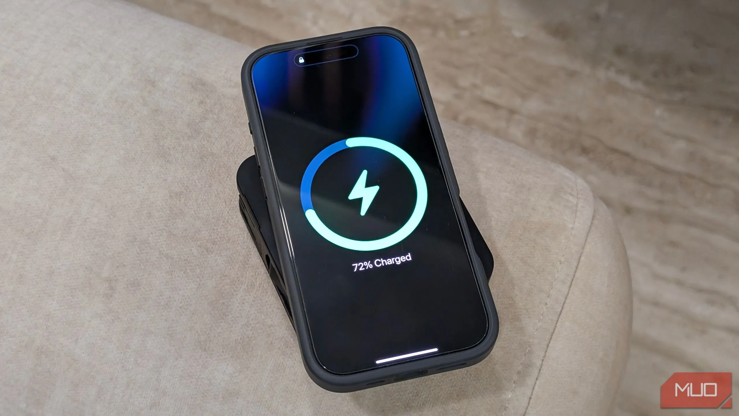 iPhone đang sạc không dây với công nghệ Qi2 trên InfinaCore P3 Pro