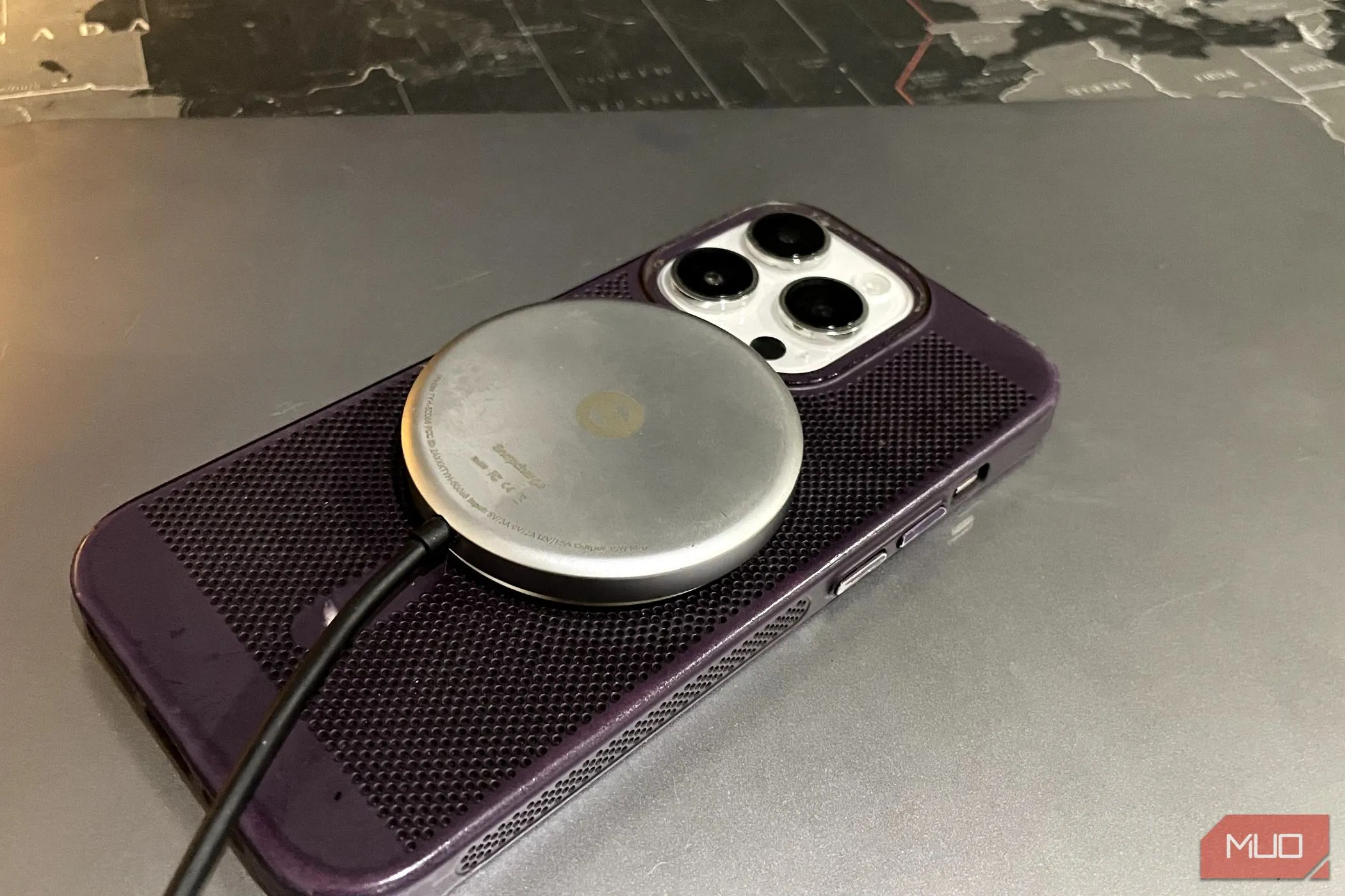 iPhone đang sạc trên đế sạc không dây