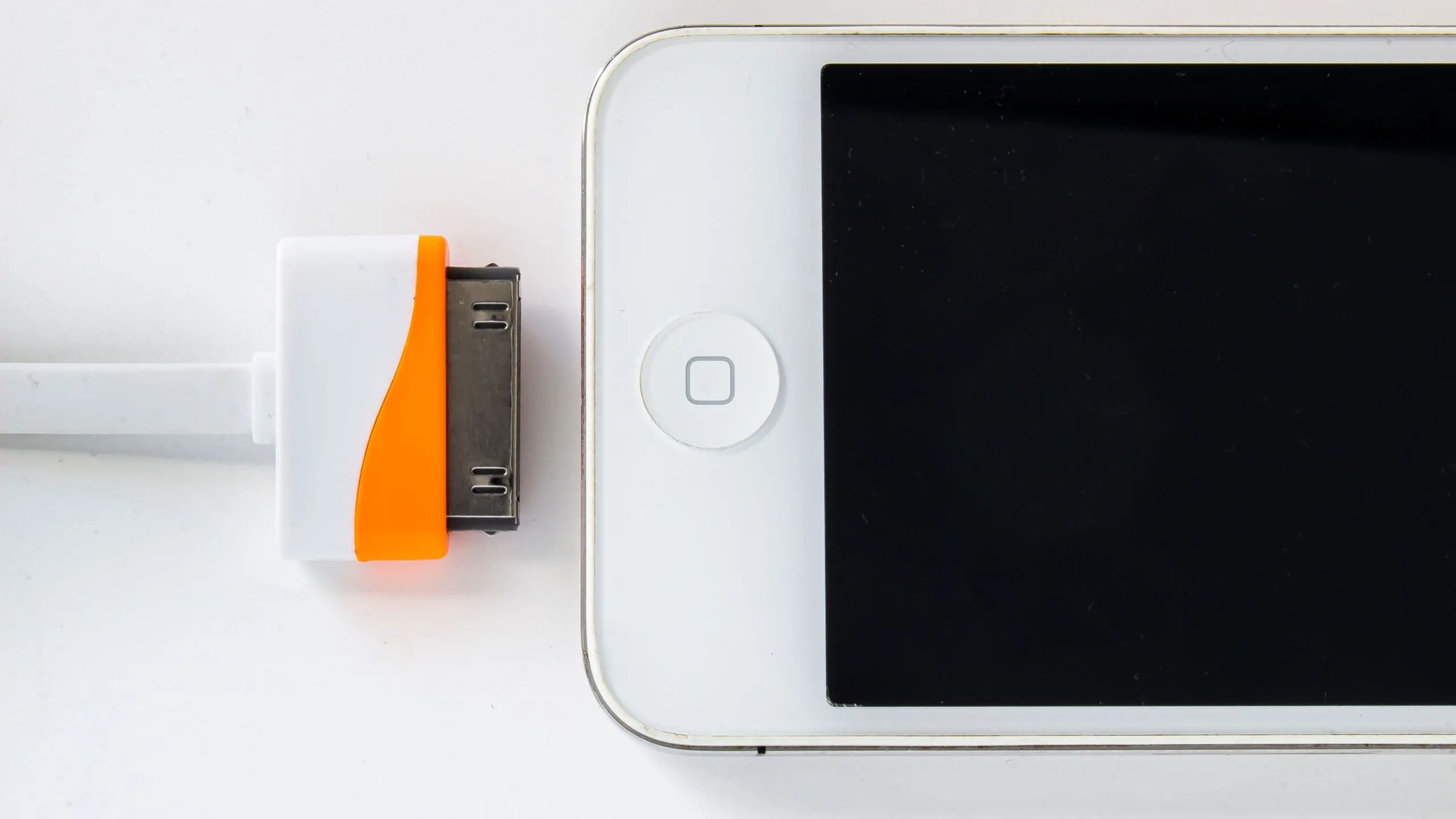iPhone đời cũ đang sạc với cáp 30-pin, biểu tượng của cổng sạc truyền thống đã ngừng sử dụng