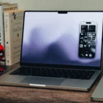 iPhone Mirroring hoạt động trên MacBook Pro, thể hiện khả năng điều khiển iPhone từ máy Mac