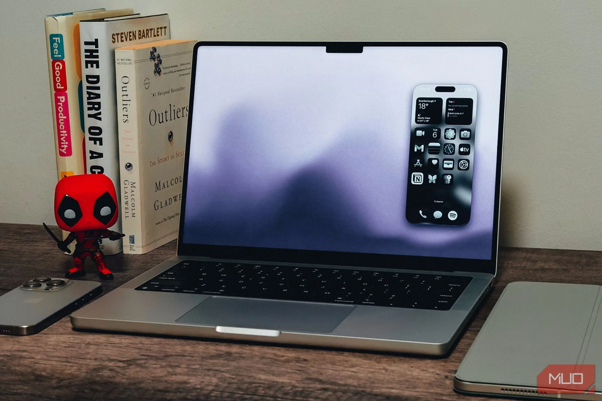 iPhone Mirroring hoạt động trên MacBook Pro, thể hiện khả năng điều khiển iPhone từ máy Mac