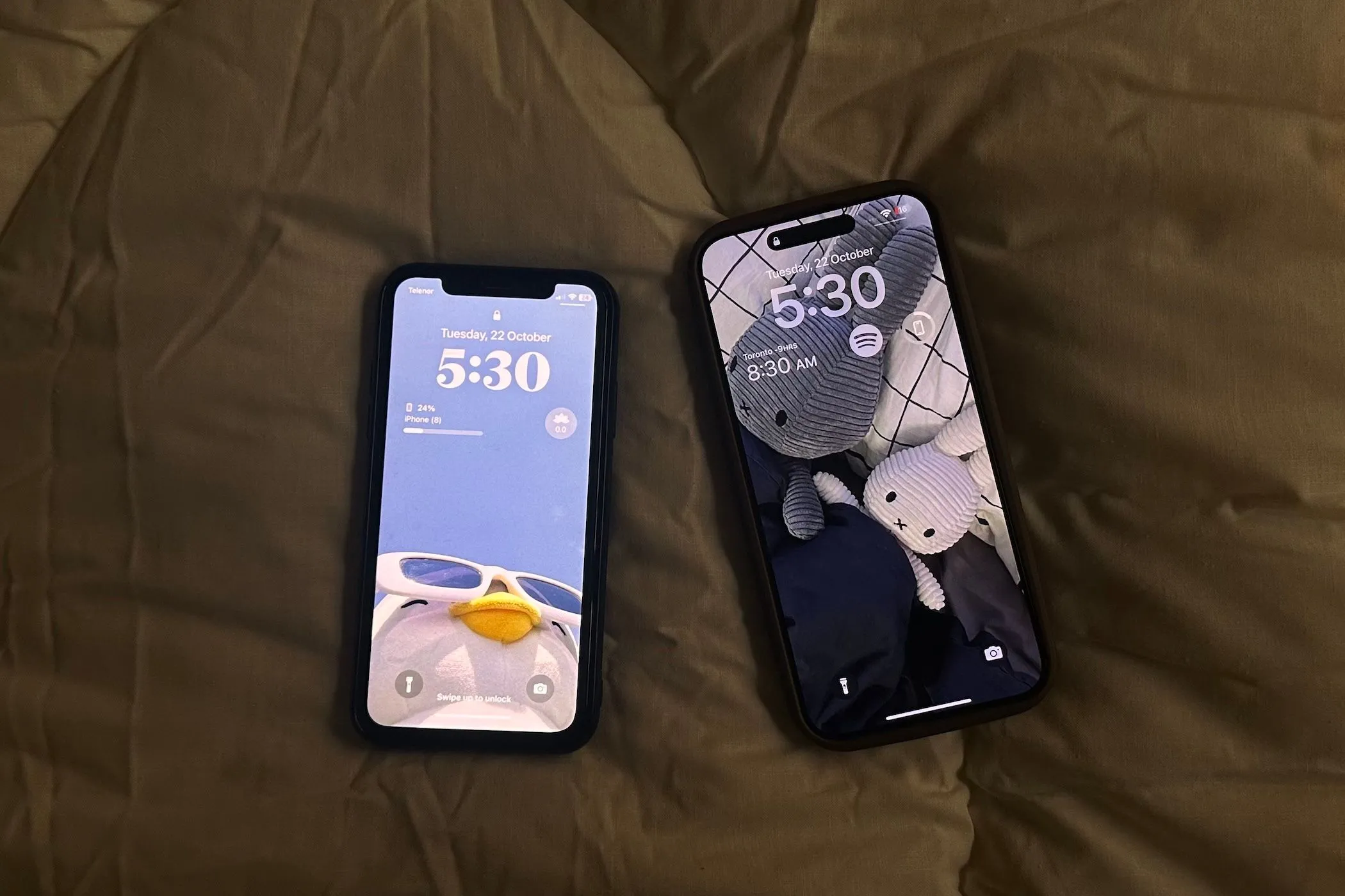 iPhone X và iPhone 15 Pro Max đặt cạnh nhau