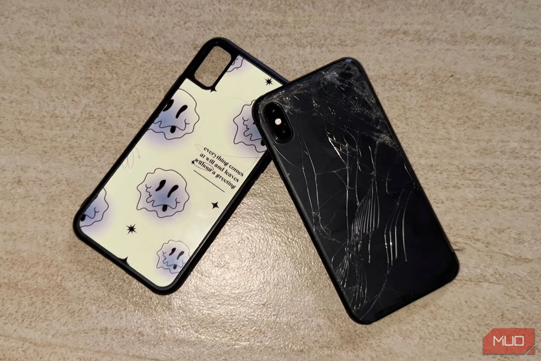 iPhone X với mặt lưng kính bị nứt và ốp lưng