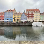 Kênh đào Nyhavn với những ngôi nhà nhiều màu sắc phản chiếu trên mặt nước ở Copenhagen